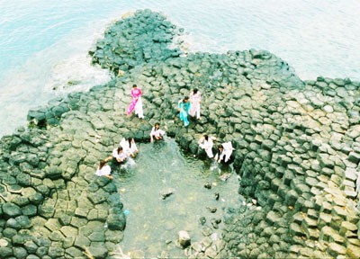 Visitors at Ganh Da Dia (rocky plate reef), a famous tourist destination in the central province of Phu Yen (Photo: SGGP) Visitors at Ganh Da Dia (rocky plate reef), a famous tourist destination in the central province of Phu Yen (Photo: SGGP)